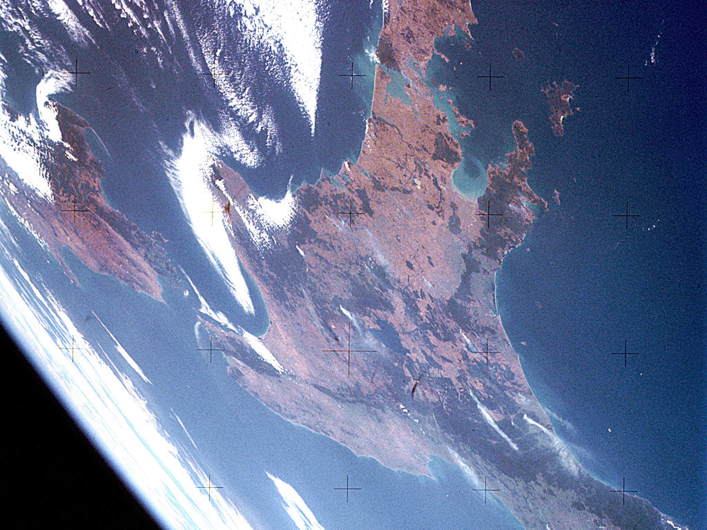 Aotea forms the northeast margin between the Hauraki Gulf and Pacific Ocean